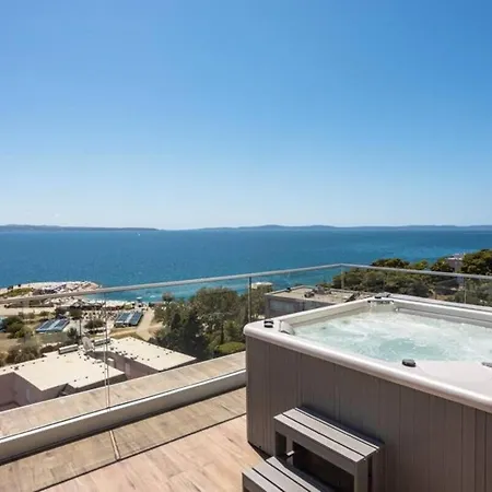 Luxe Hot Tube Apartment, With Views, Near アパート