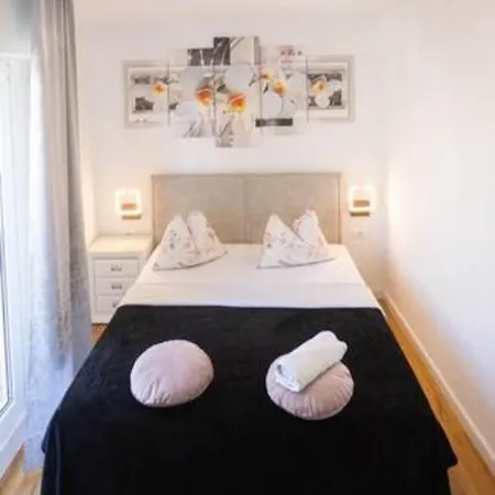 アパート Luxe Hot Tube Apartment, With Views, Near *
