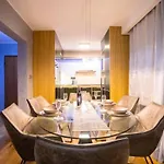 Апартаменты Luxe Hot Tube Apartment, With Views, Near *