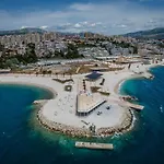 Апартаменты Luxe Hot Tube Apartment, With Views, Near *