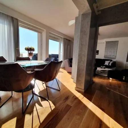 Luxe Hot Tube Apartment, With Views, Near Apartment *