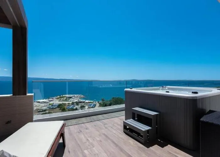 Luxe Hot Tube Apartment, With Views, Near *